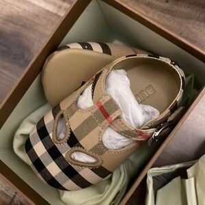 Burberry baby girl shoes